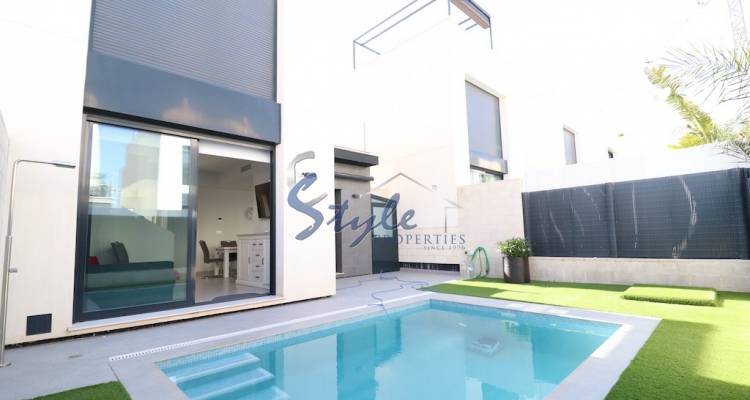 Buy Villa between golf courses in PAU 26 of Orihuela Costa, Villamartin. ID: 4805