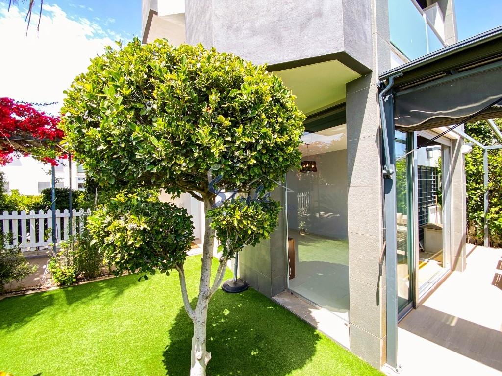 Se vende moderno apartamento de 3 dormitorios en planta baja con jardín en Punta Prima, Orihuela Costa. ID2688