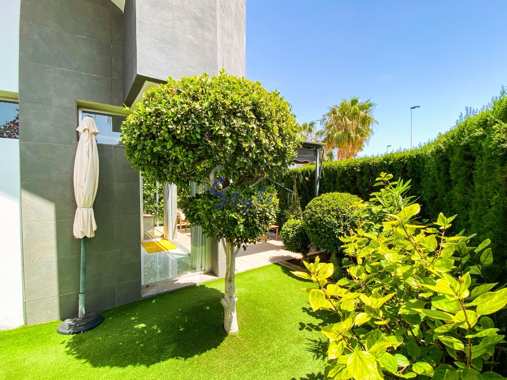 For sale modern 3-bedroom apartment on the ground floor with a garden in Punta Prima, Orihuela Costa. ID2688