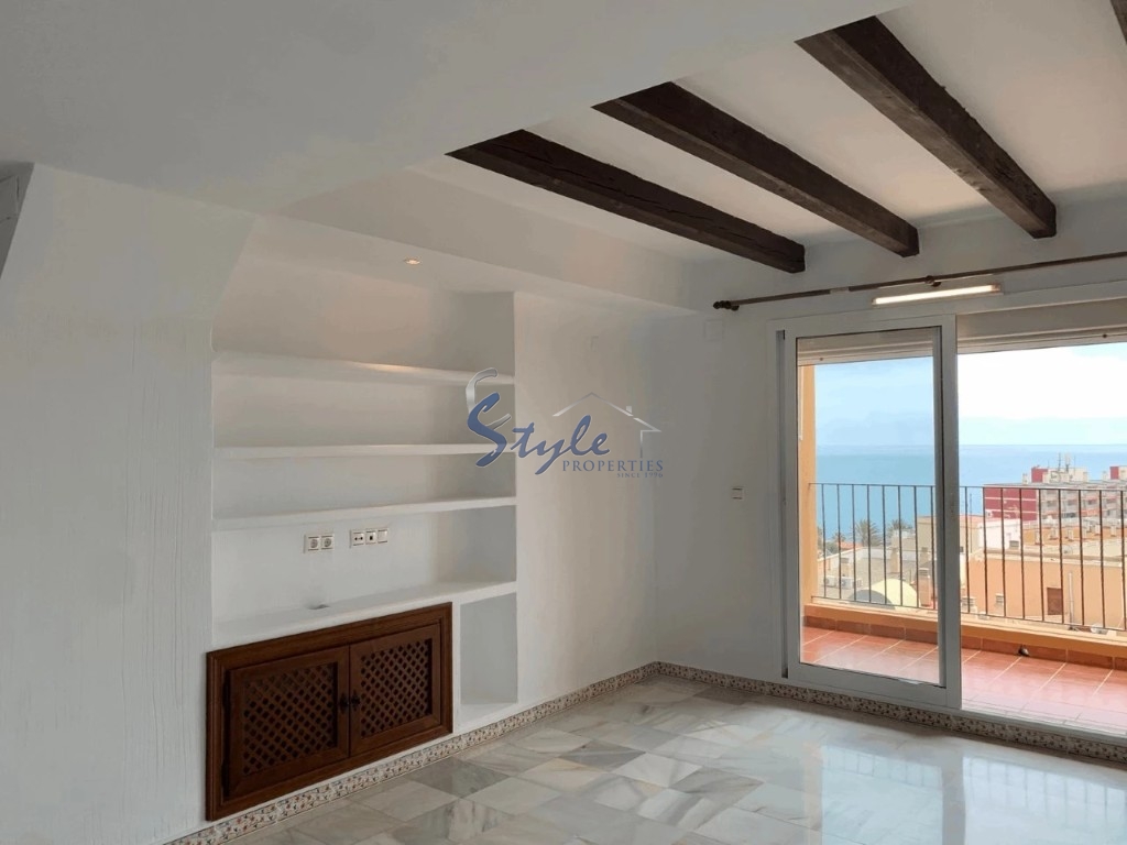 Las Atalayas. Comprar Apartamento con vistas al mar en la playa de Torrevieja a 200 metros de la playa. ID 4810