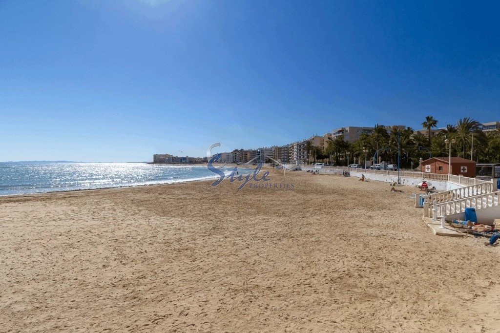 Las Atalayas. Comprar Apartamento con vistas al mar en la playa de Torrevieja a 200 metros de la playa. ID 4810