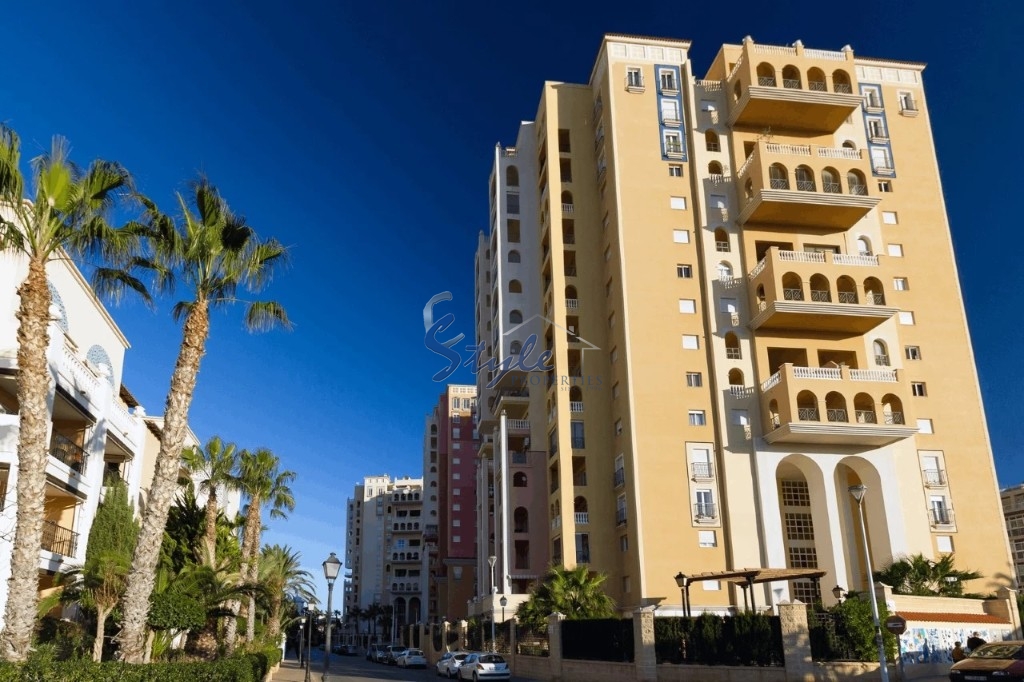 Las Atalayas. Comprar Apartamento con vistas al mar en la playa de Torrevieja a 200 metros de la playa. ID 4810