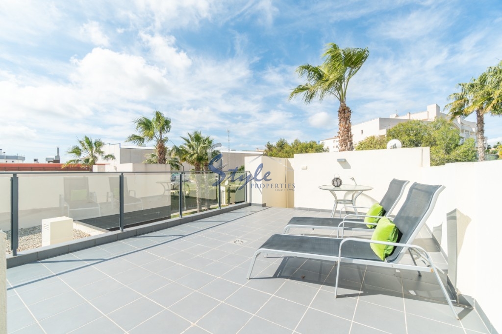 Buy Townhouse with private garden in Costa Blanca close to golf in Villamartin. ID: 4813