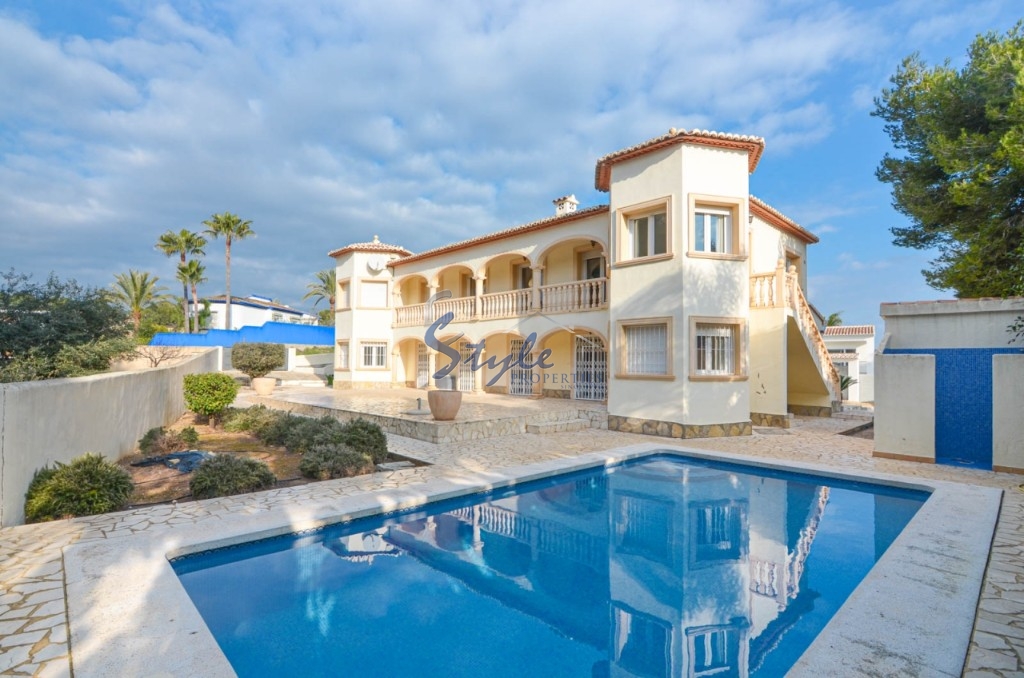 Buy luxury villa with pool in Costa Blanca close to sea in Moraira. ID: 4817