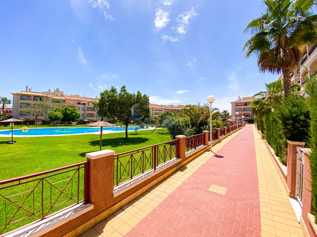 Se vende exclusivo apartamento de 2 dormitorios en Laguna Golf, Playa Flamenca. ID2999