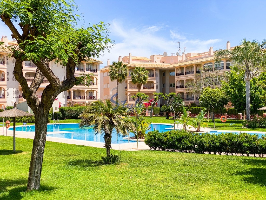 Se vende exclusivo apartamento de 2 dormitorios en Laguna Golf, Playa Flamenca. ID2999