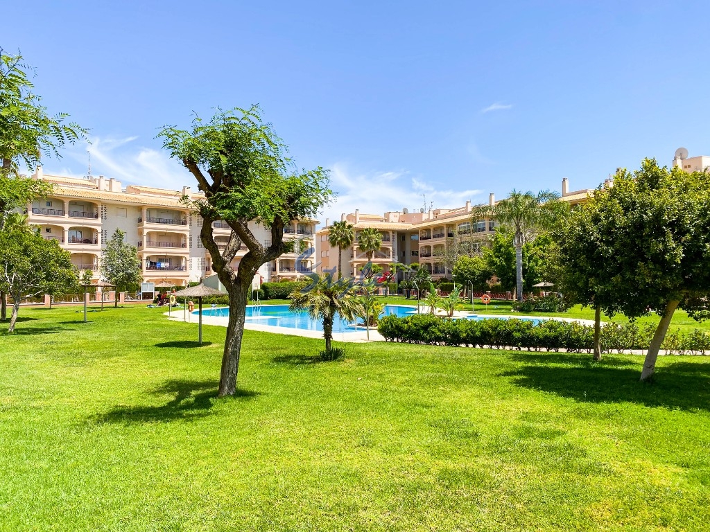 Se vende exclusivo apartamento de 2 dormitorios en Laguna Golf, Playa Flamenca. ID2999