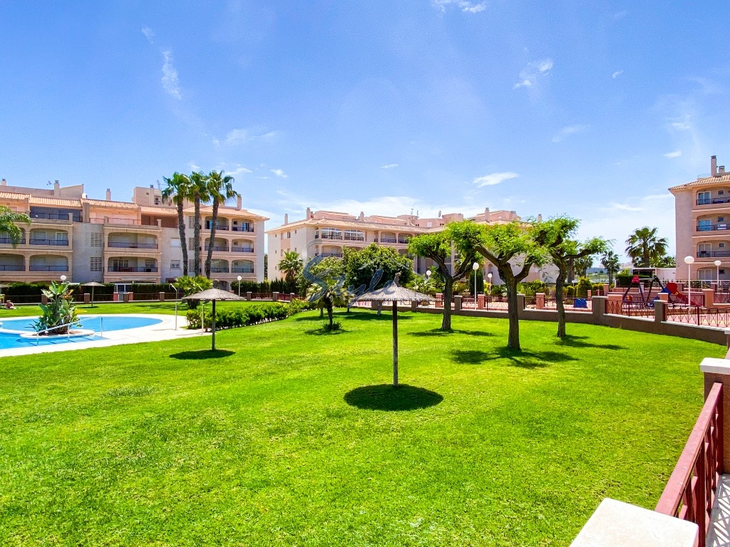 Se vende exclusivo apartamento de 2 dormitorios en Laguna Golf, Playa Flamenca. ID2999