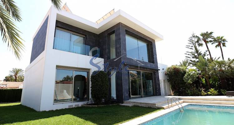 Buy independent villa with garden and pool in Los Ángeles, Torrevieja, Playa de Los Locos. ID 4839