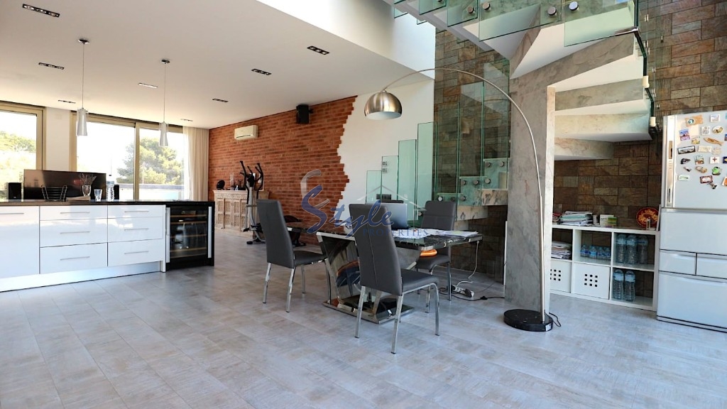 Buy independent villa with garden and pool in Los Ángeles, Torrevieja, Playa de Los Locos. ID 4839