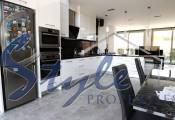 Buy independent villa with garden and pool in Los Ángeles, Torrevieja, Playa de Los Locos. ID 4839