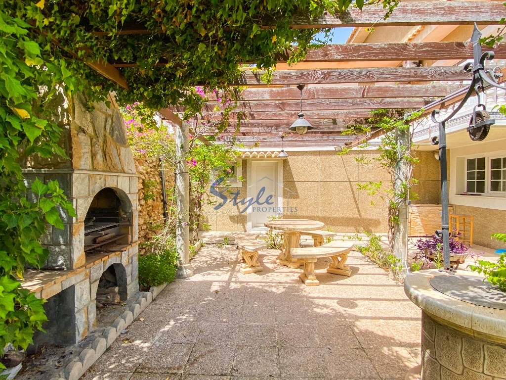A la venta una exclusiva villa de lujo con una gran parcela en Villamartín, Costa Blanca, España. ID3484