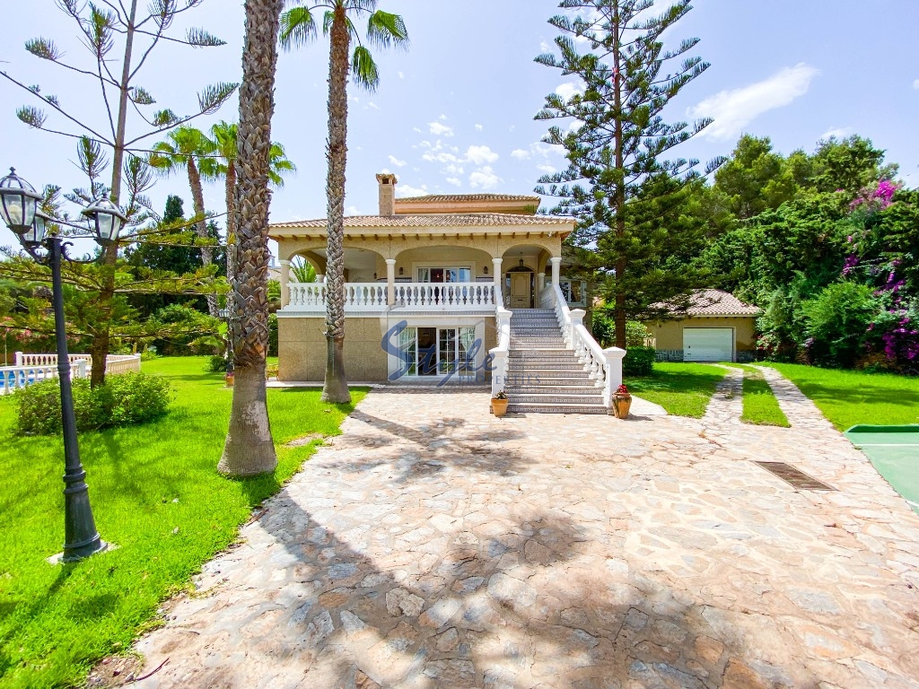 For sale an exclusive luxury villa with a large plot in Villamartin, Costa Blanca, Spain. ID3484