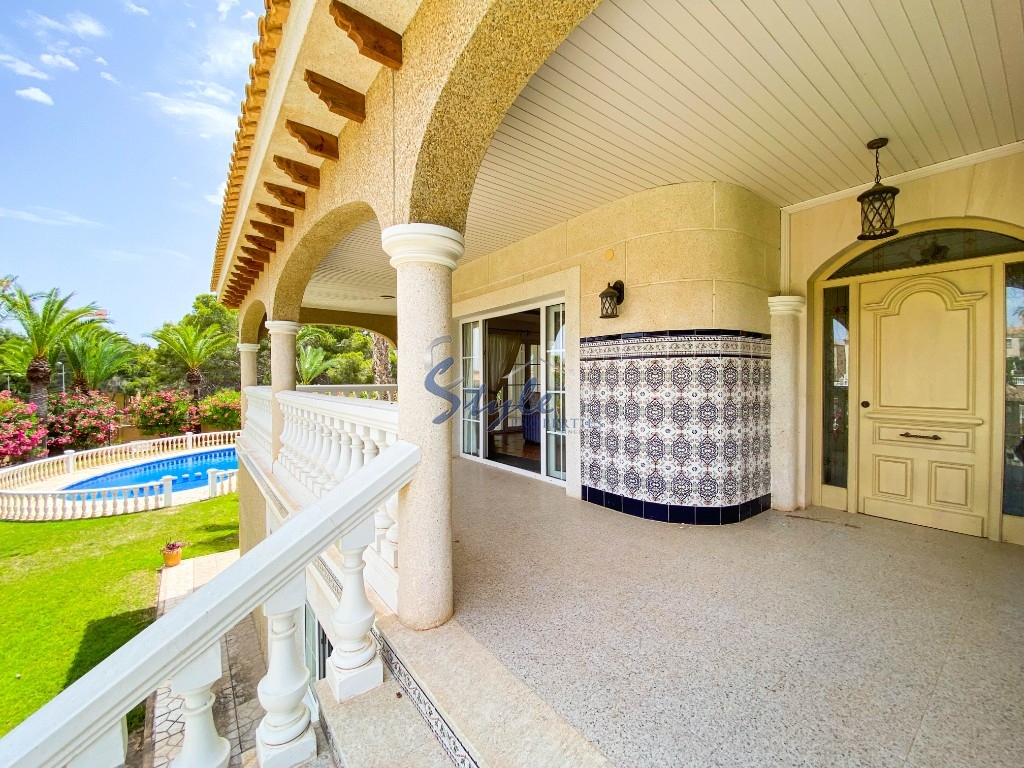 For sale an exclusive luxury villa with a large plot in Villamartin, Costa Blanca, Spain. ID3484