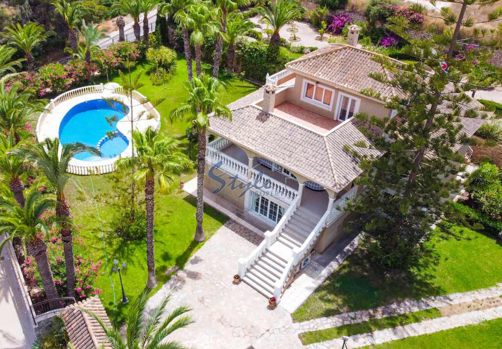 A la venta una exclusiva villa de lujo con una gran parcela en Villamartín, Costa Blanca, España. ID3484