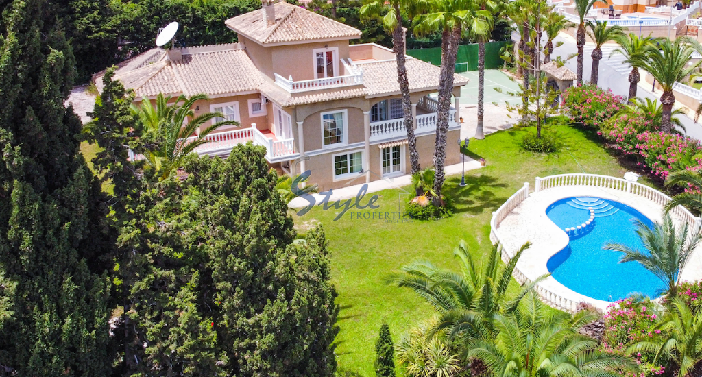 For sale an exclusive luxury villa with a large plot in Villamartin, Costa Blanca, Spain. ID3484