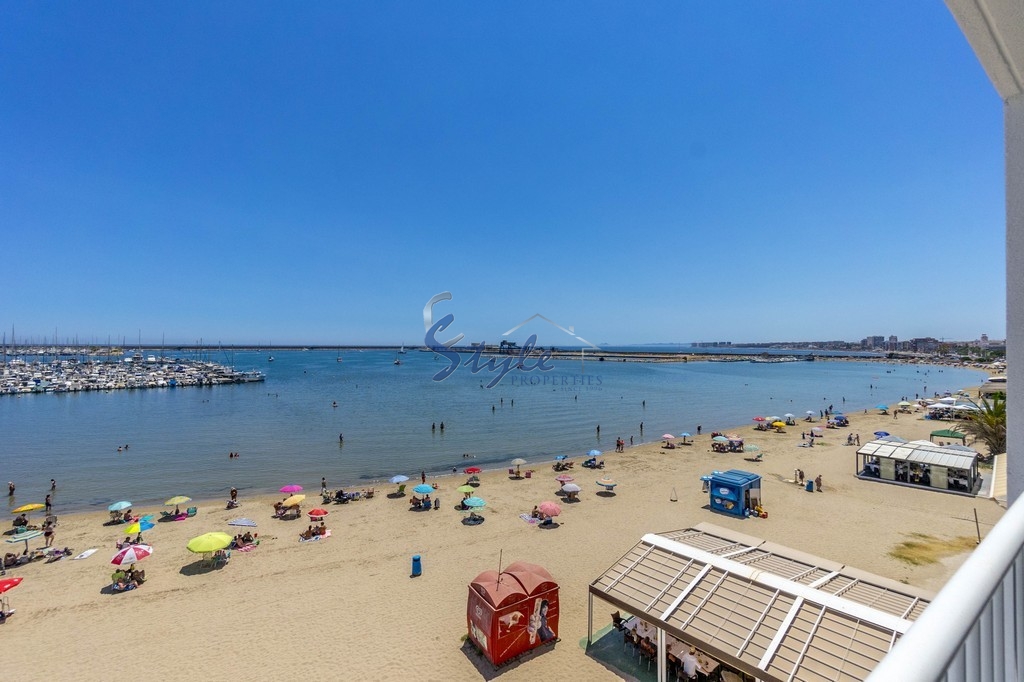 Buy reformed apartment just 10 meters from the beach in Torrevieja, Costa Blanca. ID: 4868