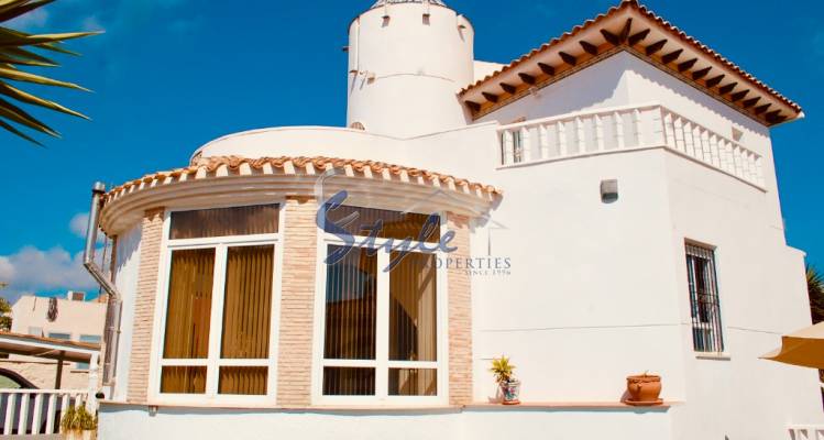 Comprar villa con piscina en Lomas de Cabo Roig, Orihuela Costa cerca del mar. ID 4870