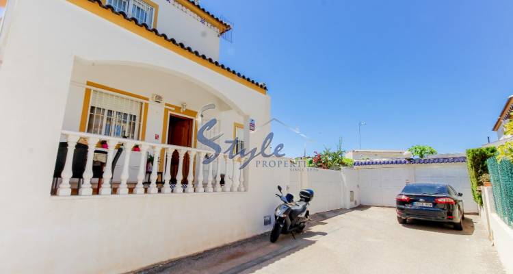 Buy independent villa with lovely garden areas and pool Los Balcones, Torrevieja, Costa Blanca. ID: 4871