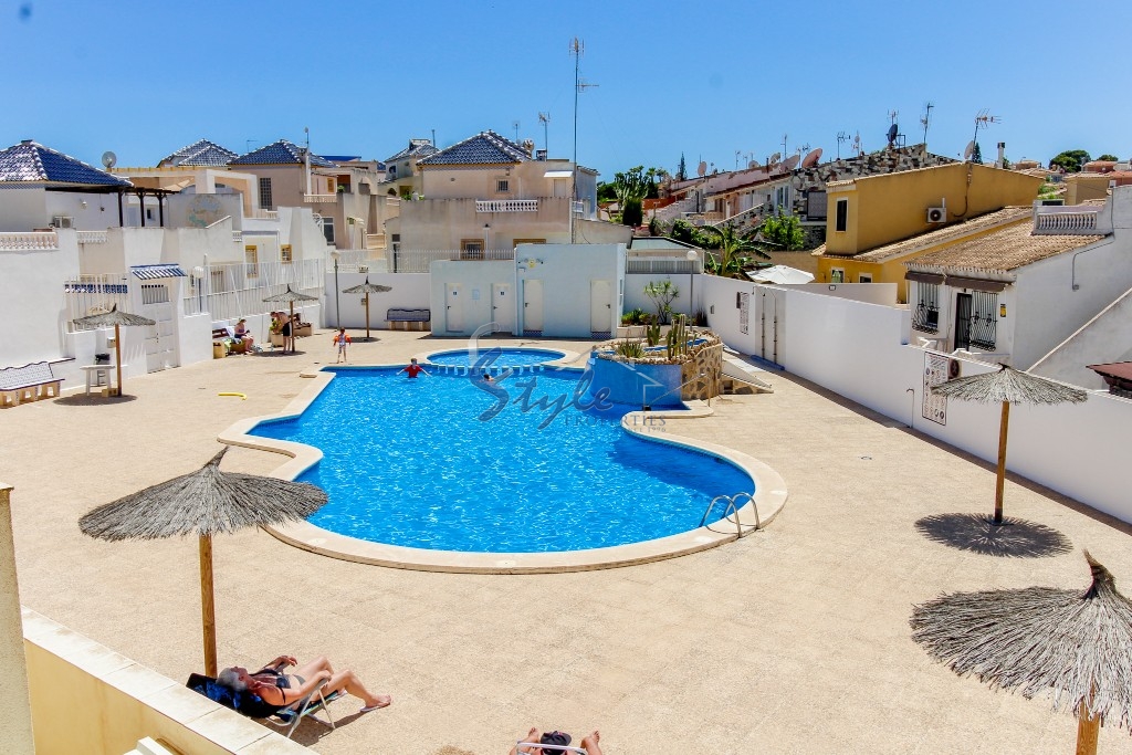 Comprar chalet independiente con bonitas zonas ajardinadas y piscina en Los Balcones, Torrevieja. ID 4871