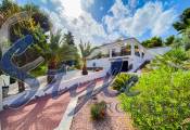Se vende villa clásica con piscina privada, Los Balcones, Torrevieja, Costa Blanca. ID2528