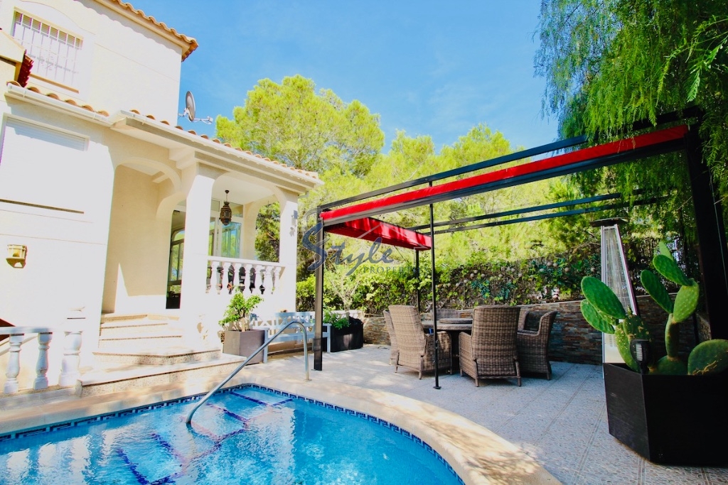 На продажу дом с бассейном в Blue Lagoon, Ориуэла Коста , Коста Бланка, Испания. ID2831