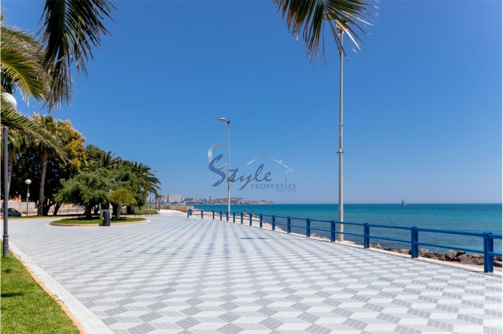 Buy apartment on the beach with Seaview in area of Hospital Alicante Central, Costa Blanca. ID: 4877