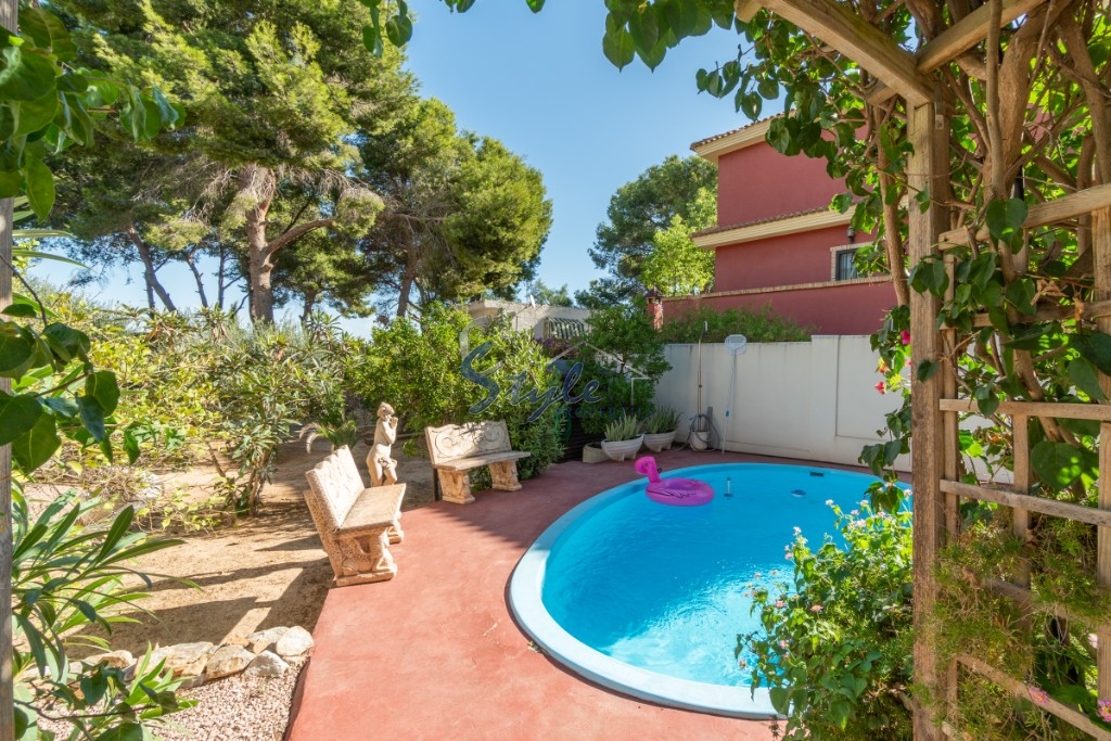 Buy independent villa with lovely garden areas and pool Los Balcones, Torrevieja, Costa Blanca. ID: 4892