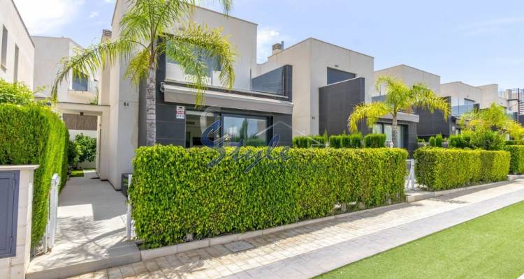 detached house for sale with private garden close to the sea in Punta Prima, Costa Blanca, Spain. ID2273