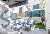 Comprar villa con piscina y jardín privado en venta en Entre Golf de Orihuela Costa. ID 4896