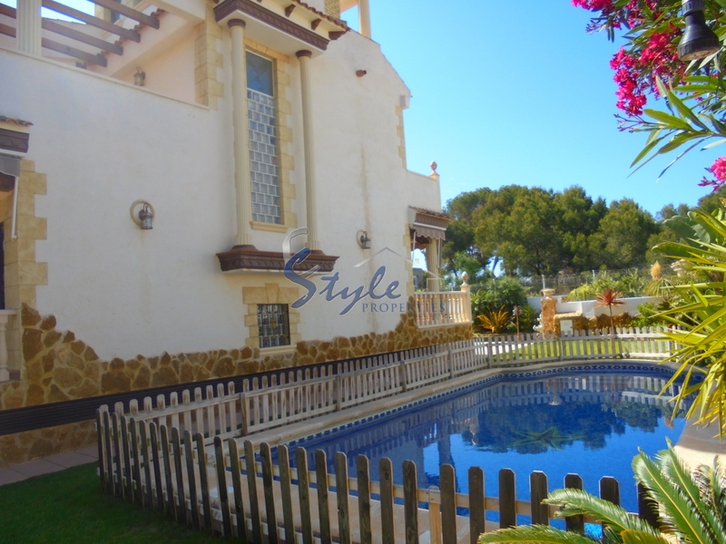 Buy independent villa with lovely garden areas and pool Los Balcones, Torrevieja, Costa Blanca. ID: 4910