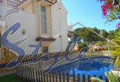 Comprar chalet independiente con bonitas zonas ajardinadas y piscina en Los Balcones, Torrevieja. ID 4910