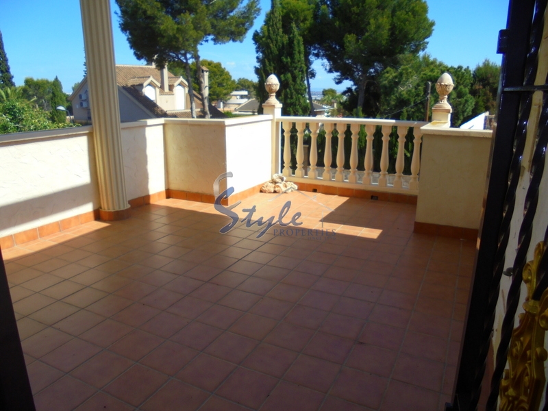 Buy independent villa with lovely garden areas and pool Los Balcones, Torrevieja, Costa Blanca. ID: 4910