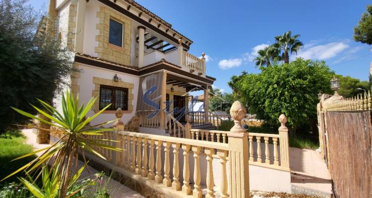 Buy independent villa with lovely garden areas and pool Los Balcones, Torrevieja, Costa Blanca. ID: 4910