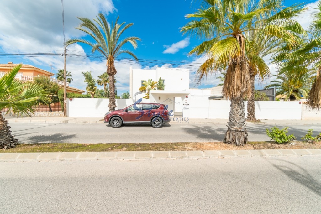 Resale - Villa - Cabo Roig