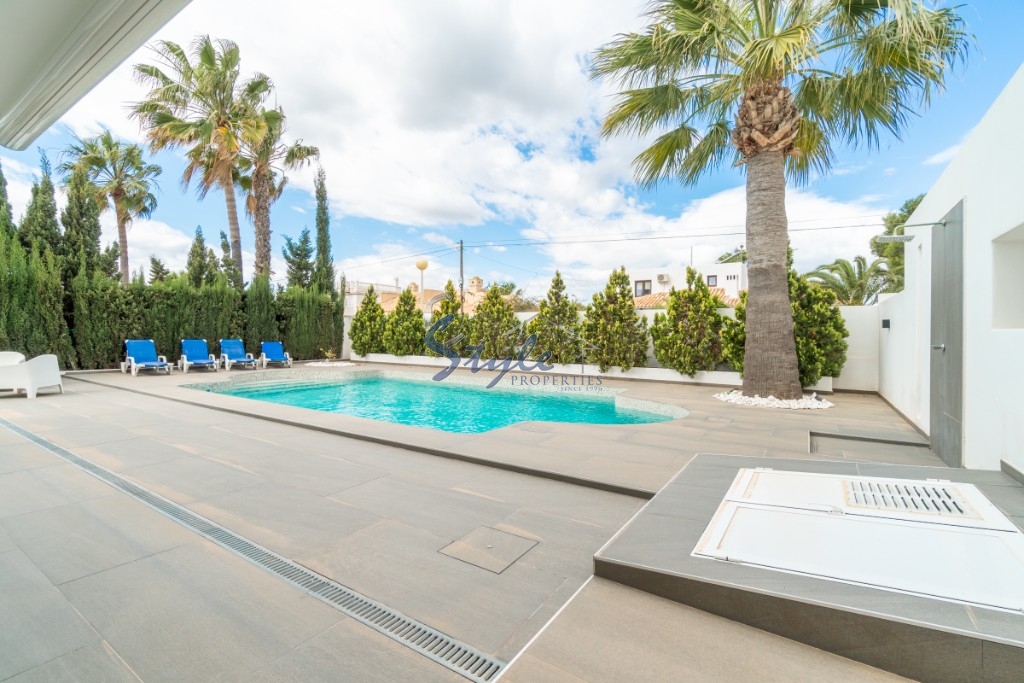 Resale - Villa - Cabo Roig