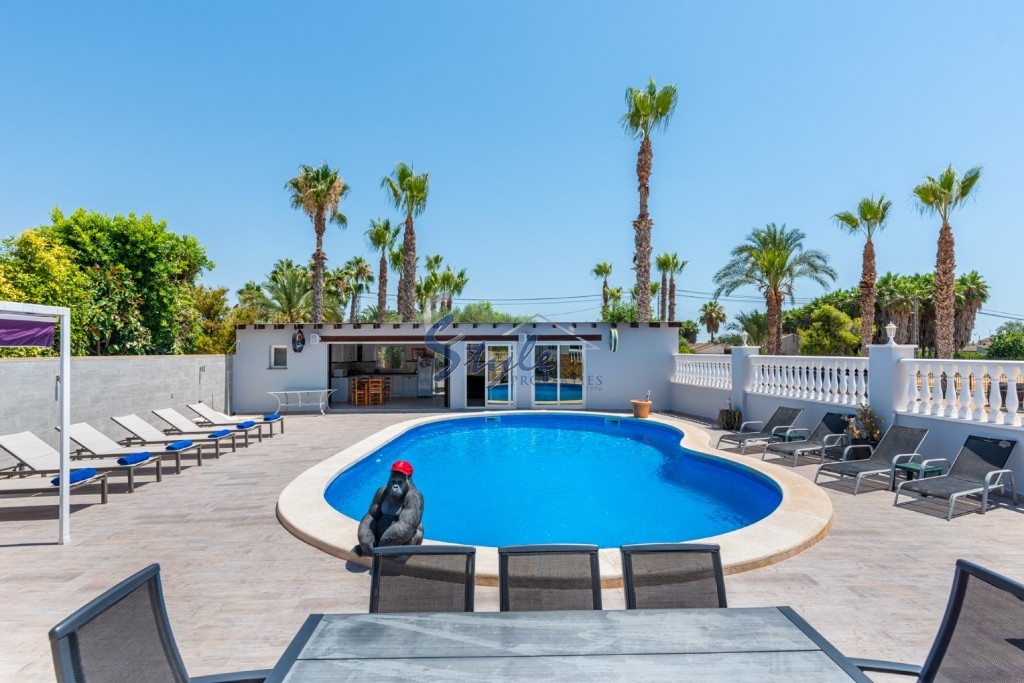 Comprar finca rustica con piscinas y zonas ajardinadas en Catral, Costa Blanca. ID 4924