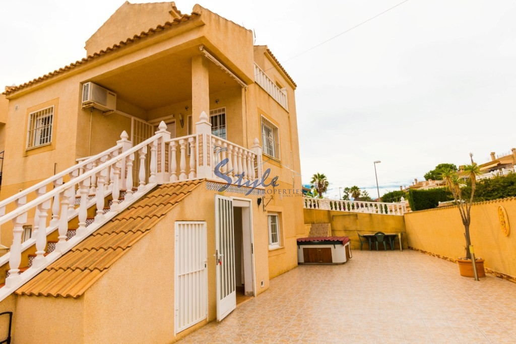 Buy independent villa with lovely garden areas and pool Los Balcones, Torrevieja, Costa Blanca. ID: 4926