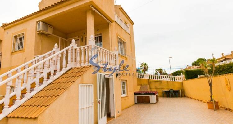 Buy independent villa with lovely garden areas and pool Los Balcones, Torrevieja, Costa Blanca. ID: 4926