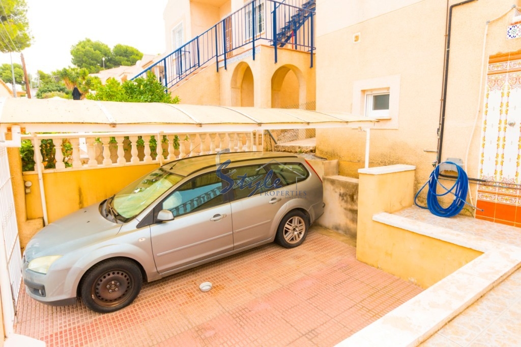 Comprar chalet independiente con bonitas zonas ajardinadas y piscina en Los Balcones, Torrevieja. ID 4926