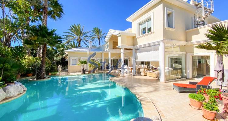 For sale beach side villa in Cabo Roig, Orihuela Costa, Costa Blanca , Spain. ID2274