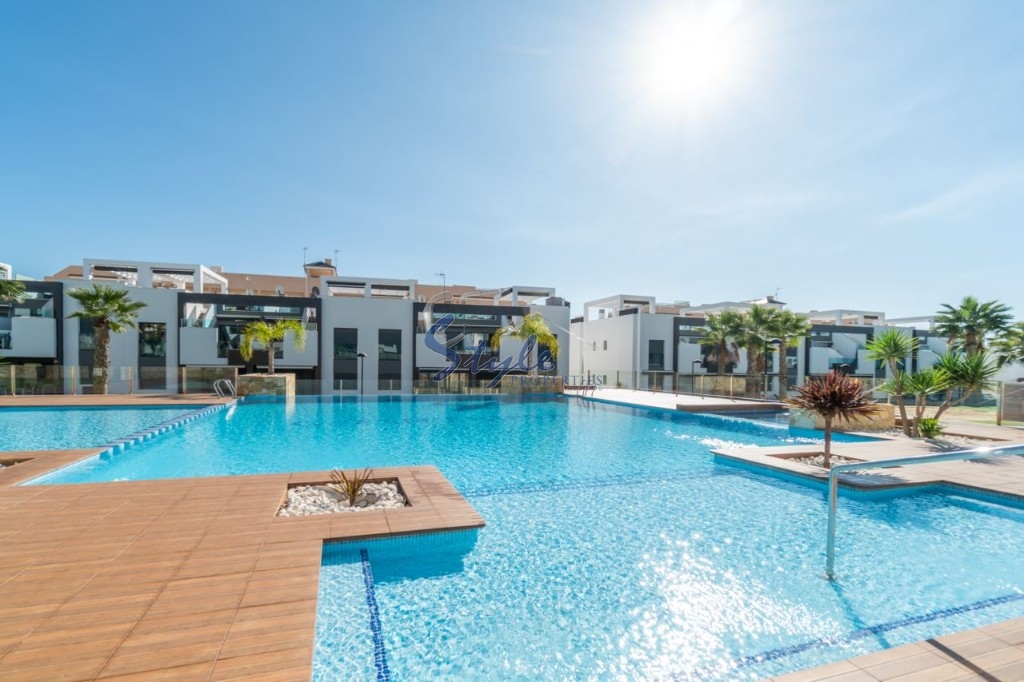 To buy a sunny ground floor apartment in Punta Prima, Costa Blanca, Spain. ID3431