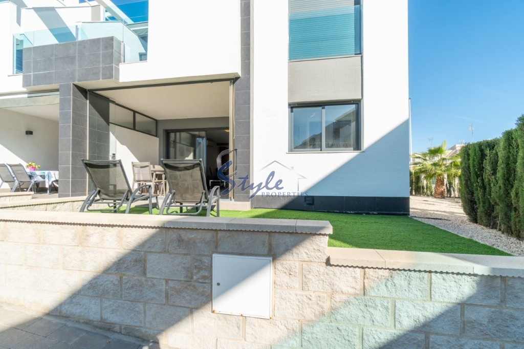 To buy a sunny ground floor apartment in Punta Prima, Costa Blanca, Spain. ID3431