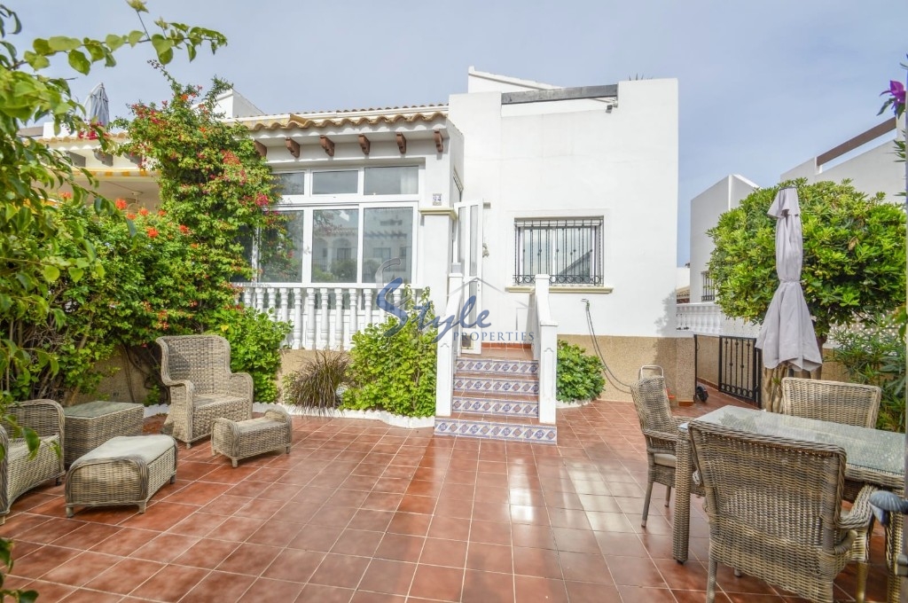 Townhouse for sale with a large plot, Punta Prima, Costa Blanca, Spain. ID3435