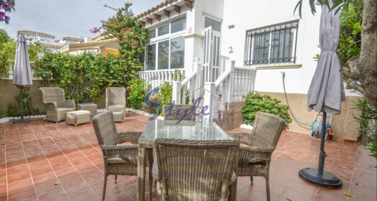 Townhouse for sale with a large plot, Punta Prima, Costa Blanca, Spain. ID3435