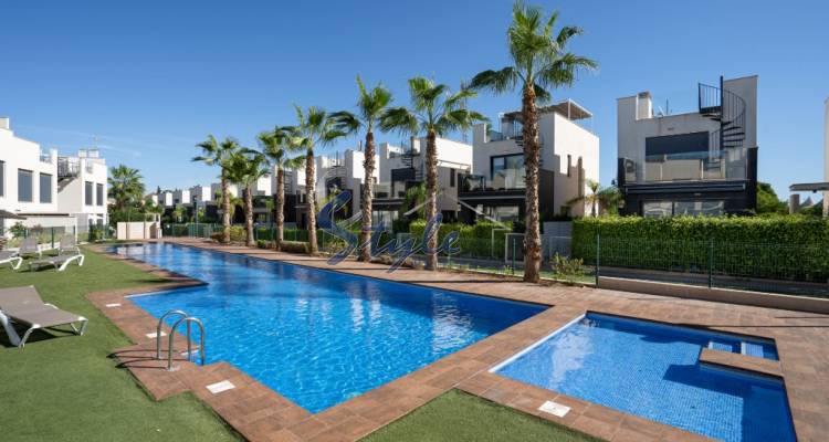 Se vende chalet independiente nuevo y moderno en Punta Prima, Costa Blanca, España. ID4001