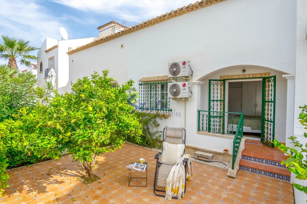 Buy Townhouse with private garden in Costa Blanca close to golf in Villamartin. ID: 4937