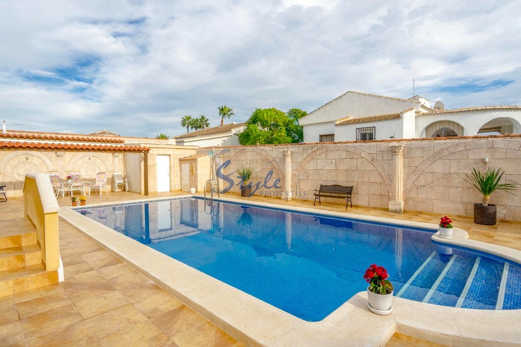 Buy independent villa with lovely garden areas and pool San Luis, Torrevieja, Costa Blanca. ID: 4941
