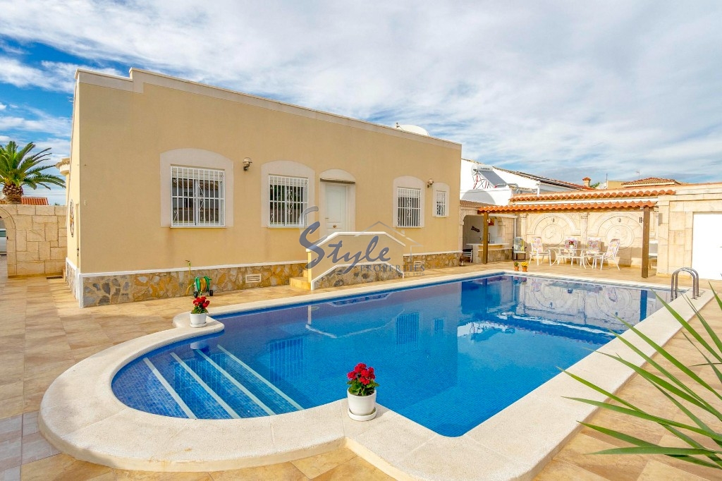 Buy independent villa with lovely garden areas and pool San Luis, Torrevieja, Costa Blanca. ID: 4941