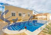 Comprar chalet independiente con bonitas zonas ajardinadas y piscina en San Luis, Torrevieja. ID 4941